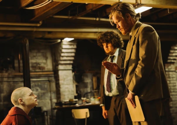 Bugonia (2025) filminden bir sahne – gerçeklik ve sanrı arasında geçen distopik hikâye