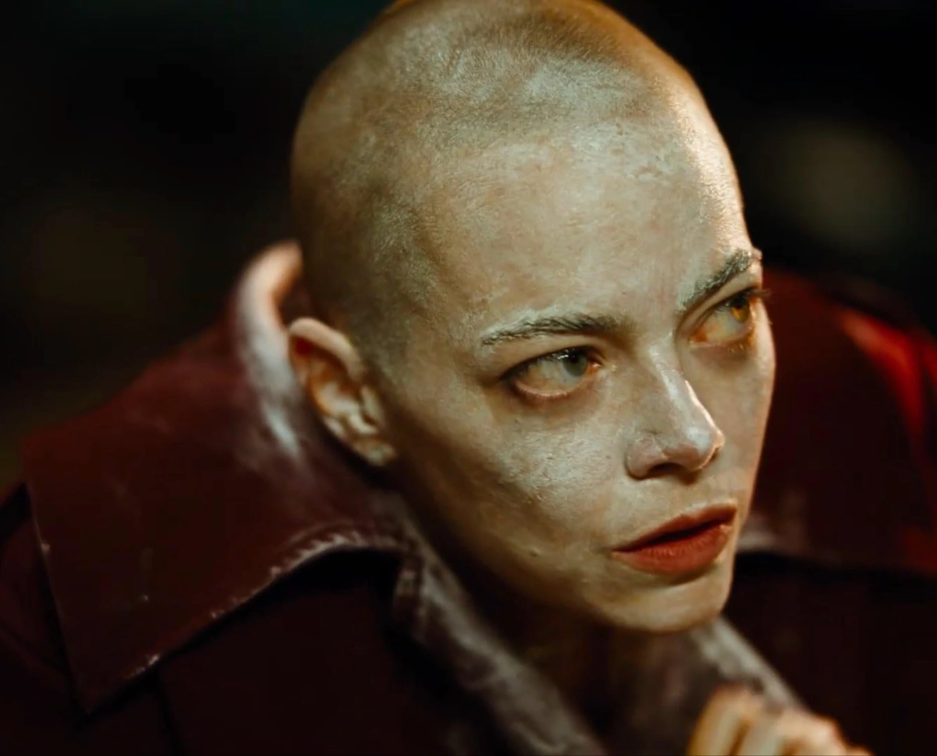 Bugonia (2025) filminden bir sahne – gerçeklik ve sanrı arasında geçen distopik hikâye