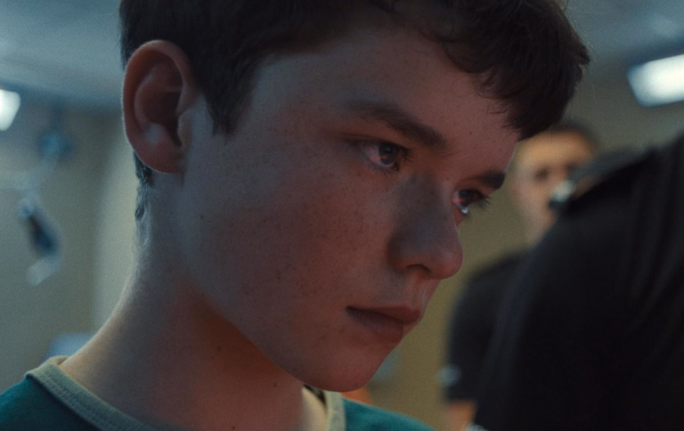 Adolescence (2025) dizisinden karakterler arasındaki gerilimi yansıtan dramatik sahne