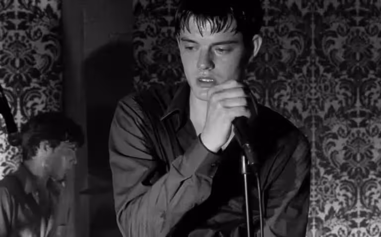 Control (2007) filminde Joy Division grubunun sahnede performans sergilediği konser sahnesi