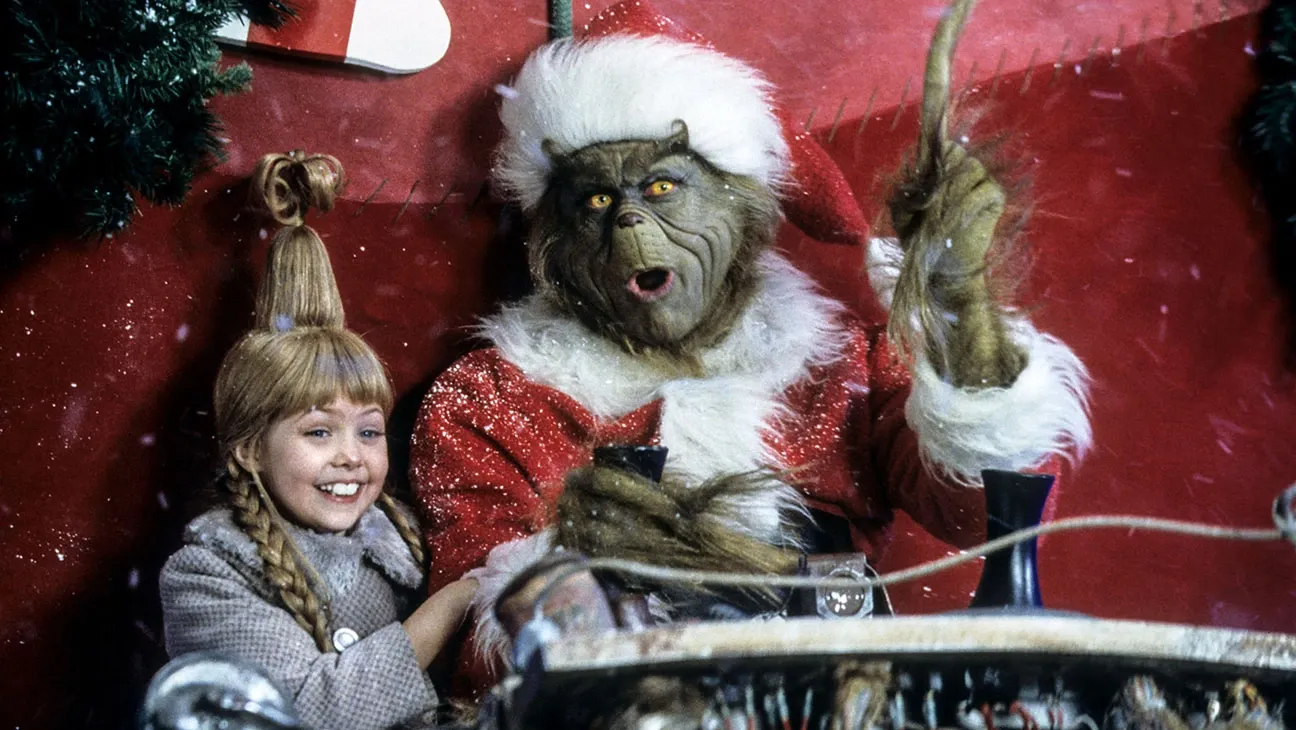 How the Grinch Stole Christmas (2000) filminden Whoville kasabasında geçen Noel sahnesi DR. SEUSS HOW THE GRINCH STOLE CHRISTMAS, Taylor Momsen, Jim Carrey, 2000, © Universal/courtesy Everett Collection