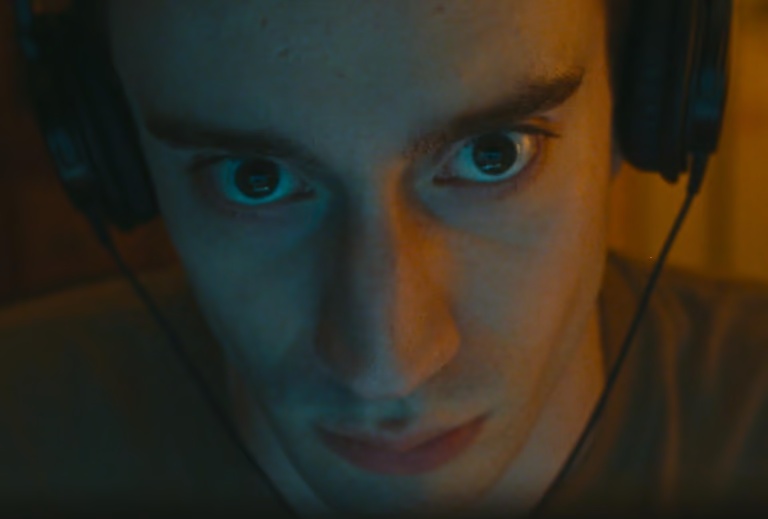 Lurker filminde atmosferi belirleyen karanlık ve huzursuz edici sahne