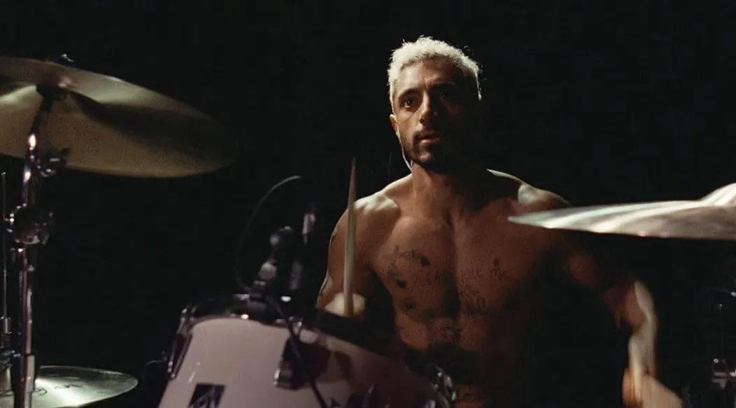 Sound of Metal (2019) filminde işitme kaybıyla yüzleşen davulcunun sessizlikle baş başa kaldığı sahne