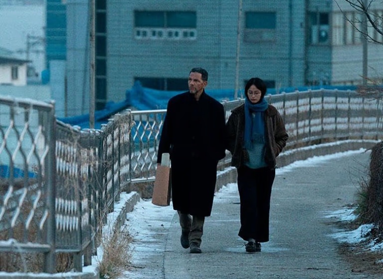 Winter in Sokcho filminde mekân ve karakter ilişkisini öne çıkaran sahne