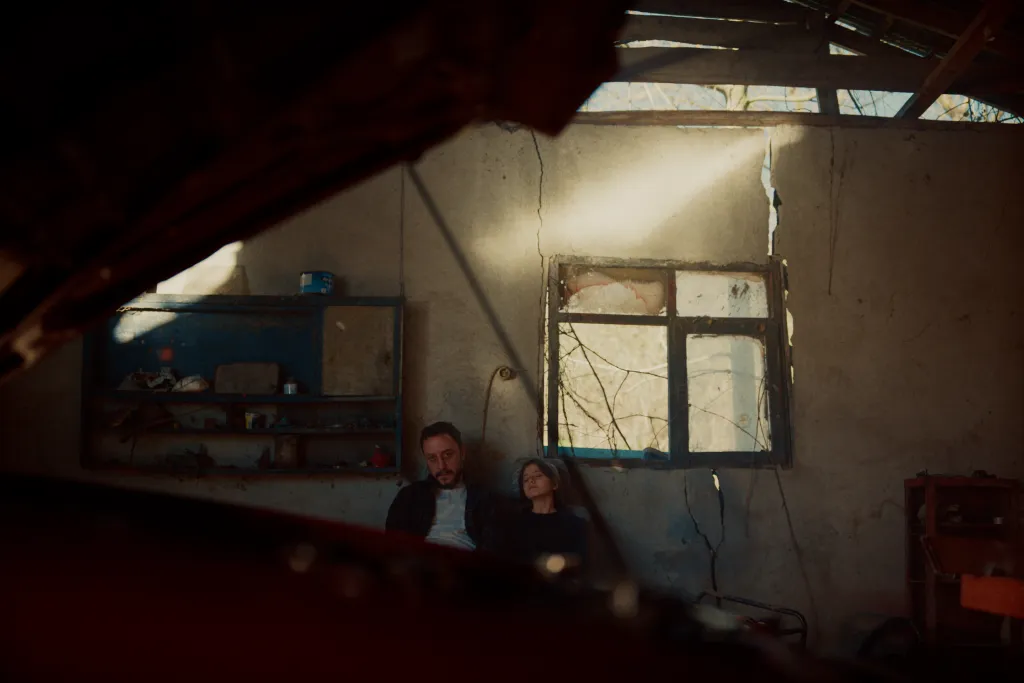 Aldığımız Nefes filminde, felaket sonrası kasabada geçen bir sahne