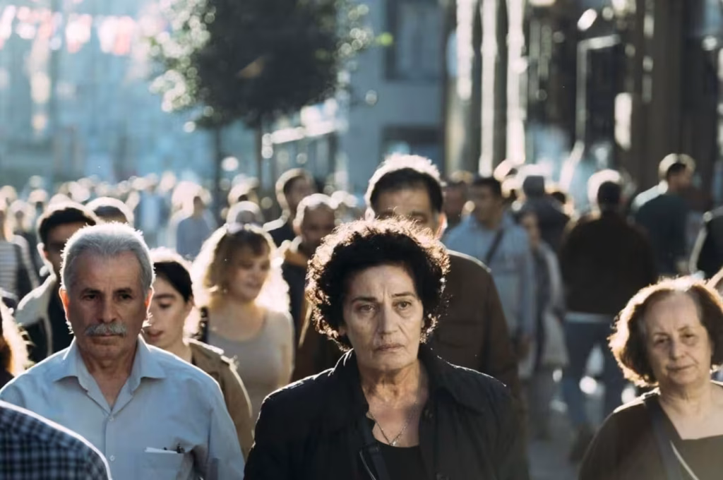 Geçiş (2024) filminden bir sahne, Levan Akın’ın İstanbul’da kesişen hayatları anlattığı film.