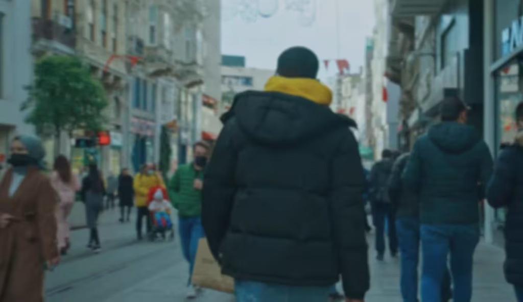 Salman Gitmek İstiyor (2025) belgeselinde Salman’ın İstiklal Caddesi’nde arkadan çekilmiş yürüyüş sahnesi.