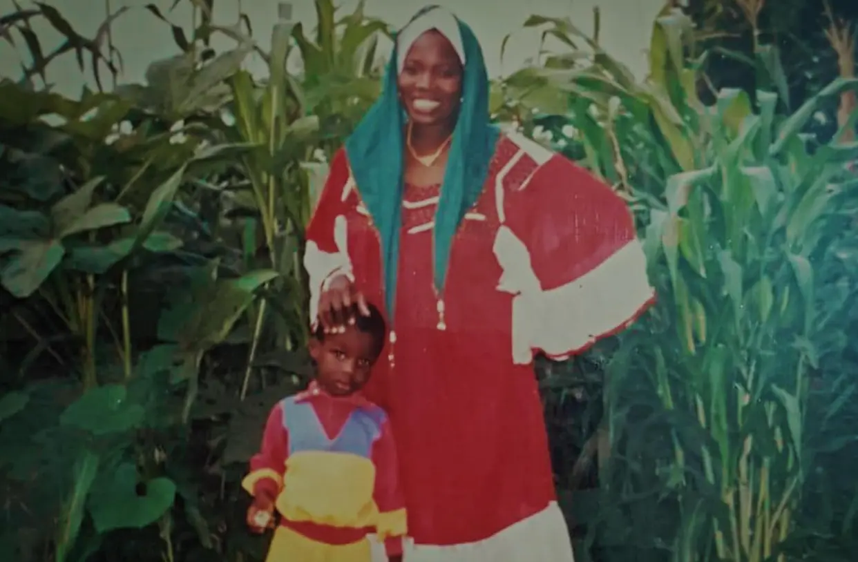 Salman Gitmek İstiyor (2025) belgeselinde Salman’ın çocukluğundan, annesiyle birlikte çekilmiş bir aile fotoğrafı.