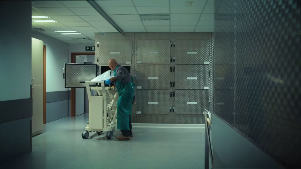 2m² belgeselinde Belçika’daki cenaze görevlisinin hastane koridorundaki sahnesi