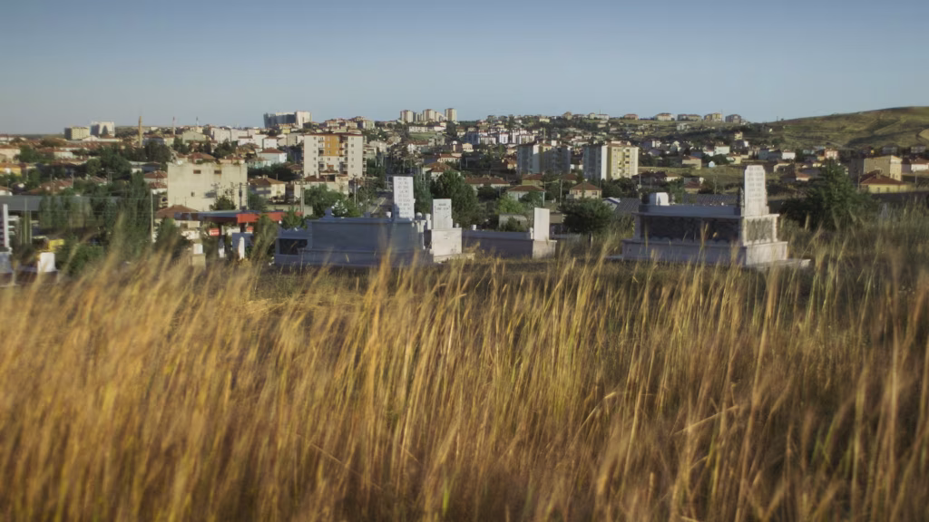 2m² belgeselinde Belçika’nın Genk kentinden kırsal bir manzara mezarlık