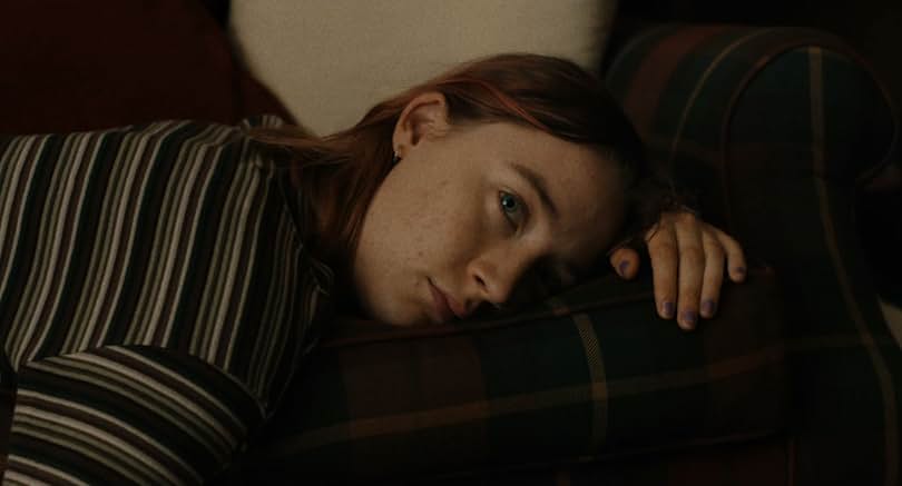 Umutsuz bir halde yatan Lady Bird – büyüme hikâyesi