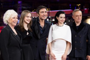 Altın Ayı Ödüllü İlker Çatak Filmi “Sarı Zarflar”, 27 Mart’ta Türkiye’de Sinemalarda