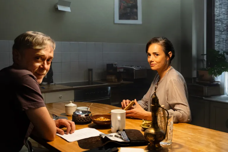 Altın Ayı ödüllü Sarı Zarflar, seti kamera arkası görüntüleri oyuncular Özgü Namal, Tansu Biçer, yönetmen İlker Çatak