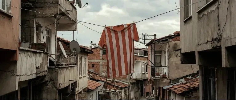 Cem Güzel imzalı Abstract belgeselinden, taraftarlık kültürünü yapay zekâ perspektifiyle ele alan sahne.