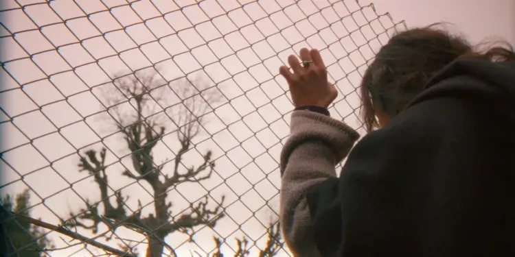 Balina'nın Bilgisi Gülsüm karakteri bir sahne Özge Yüksel Cevher