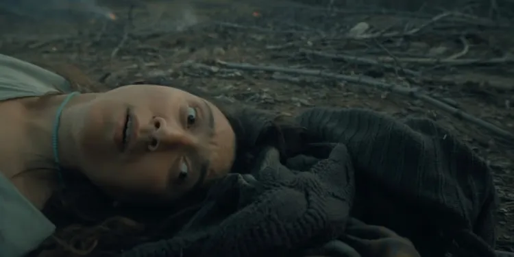 Balina'nın Bilgisi Gülsüm karakteri bir sahne Özge Yüksel Cevher