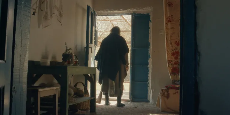 Balina'nın Bilgisi Gülsüm karakteri bir sahne Özge Yüksel Cevher