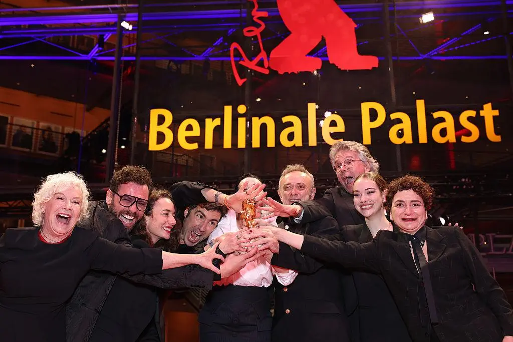 İlker Çatak Berlinale 2026 Altın Ayı ödülü ile film ekibi ile birlikte çekilen fotoğraf. Özgü Namal, Tansu Biçer