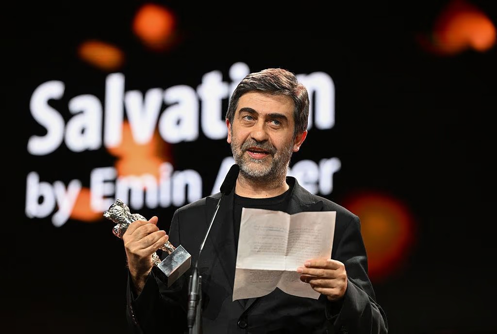 Emin Alper 76. Berlinale 2026'da gümüş ayı jüri ödülü ile konuşmasını yapıyor.