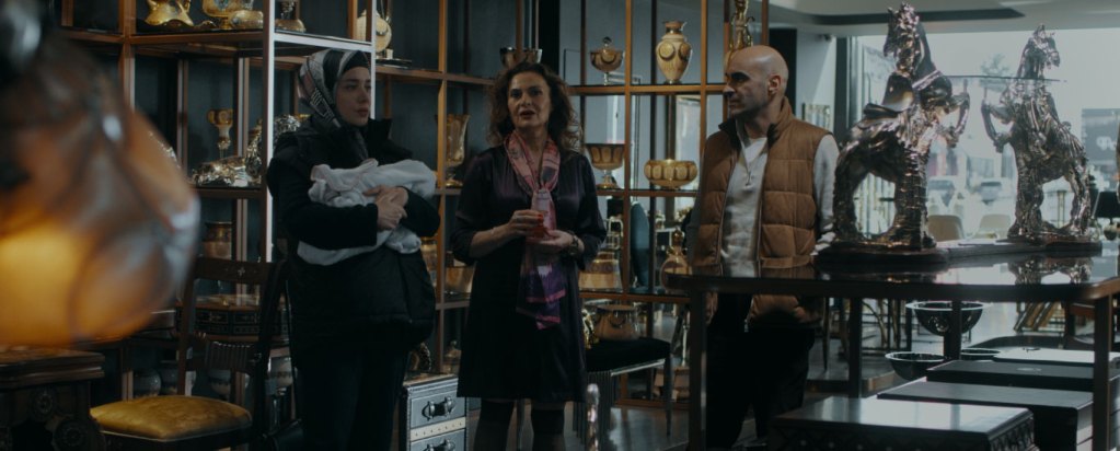 Ev ortamında bir araya gelmiş karakterler; Cam Sehpa filminden aile içi gerilimi yansıtan sahne.