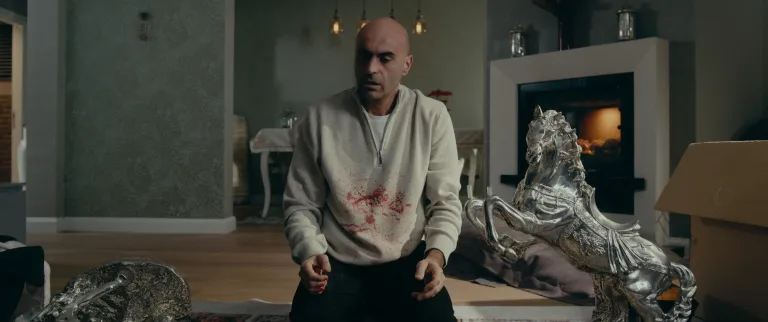 Cam Sehpa filminde sehpanın kırıldığı ve gerilimin dozunun arttığı an Alper Kul kanlar içinde.