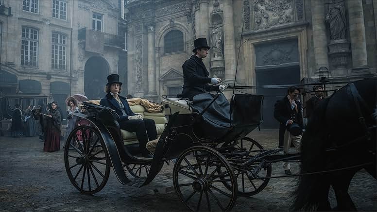 19. yüzyıl Paris atmosferinde at arabasıyla ilerleyen karakter; Chopin, Chopin! filminden dönem sahnesi.