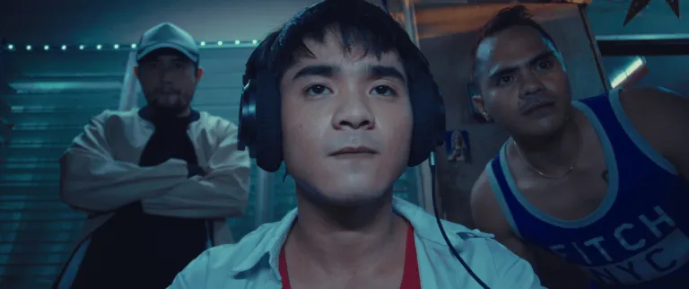 Filipinler yapımı G! filminde espor tutkusu ile ailesinin beklentileri arasında kalan genç karakter.