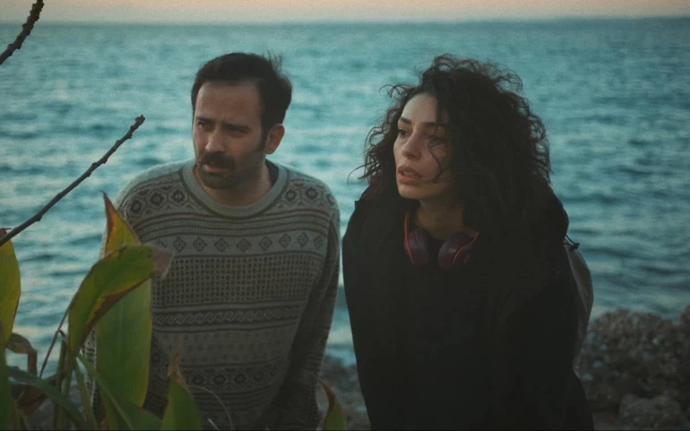 Gündüz Apollon Gece Athena Türk bağımsız filmi, erkek ve kadın karakter sahilde