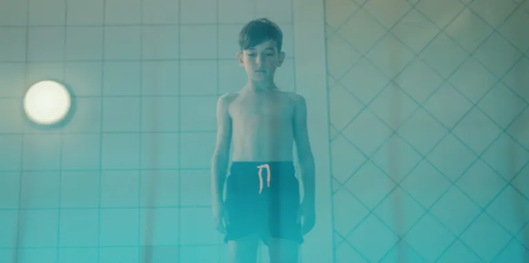 Inundation filminde savaş travması sonrası su korkusuyla mücadele eden çocuğun dramatik sahnesi.