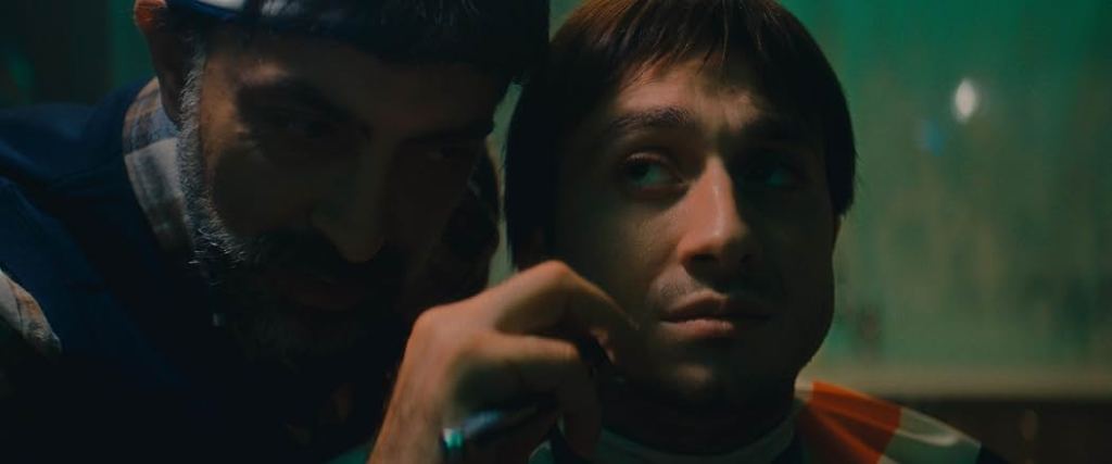 Kendi Saçını Kesen Berber – loş ışıkta psikolojik gerilim sahnesi