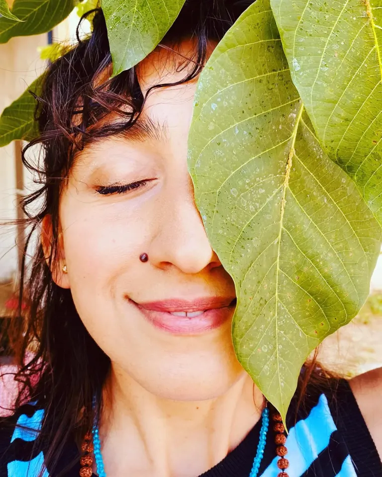 Balina'nın Bilgisi başrolü Gülsüm'ü canlandıran Özge Cevher Yüksel'in oyuncu fotoğrafı doğa ile iç içe