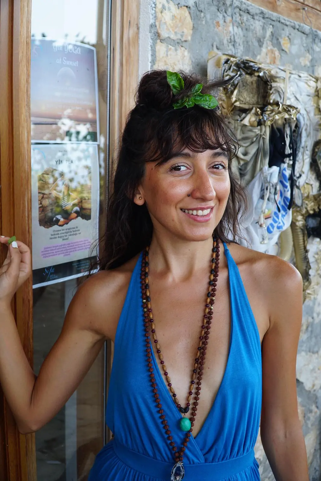 Balina'nın Bilgisi başrolü Gülsüm'ü canlandıran Özge Cevher Yüksel'in oyuncu fotoğrafı doğal ışık altında portre.