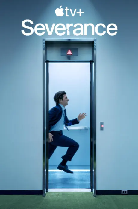 Severance dizisi afişinde takım elbiseli bir adam açık asansör içinde koşar halde görülüyor; steril ofis koridoru ve soğuk mavi tonlar kurumsal yabancılaşma atmosferi yaratıyor.