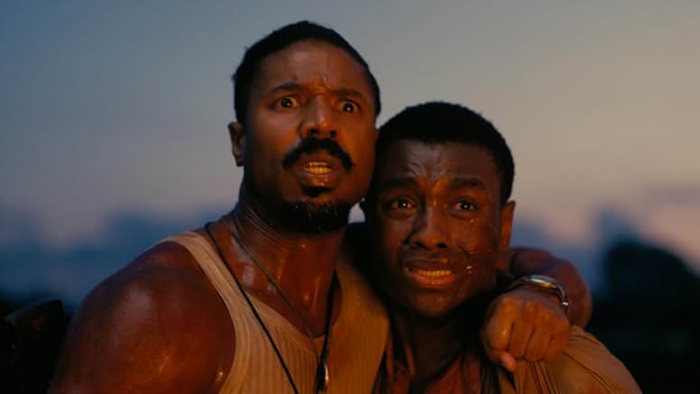 İki karakterin korku ve panik içindeki yüz ifadeleri; Sinners filminden gerilim dolu yakın plan sahne.