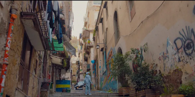 The Champion’s Mural filminde Napoli’de Maradona duvar resmi önünde toplanan gençler.