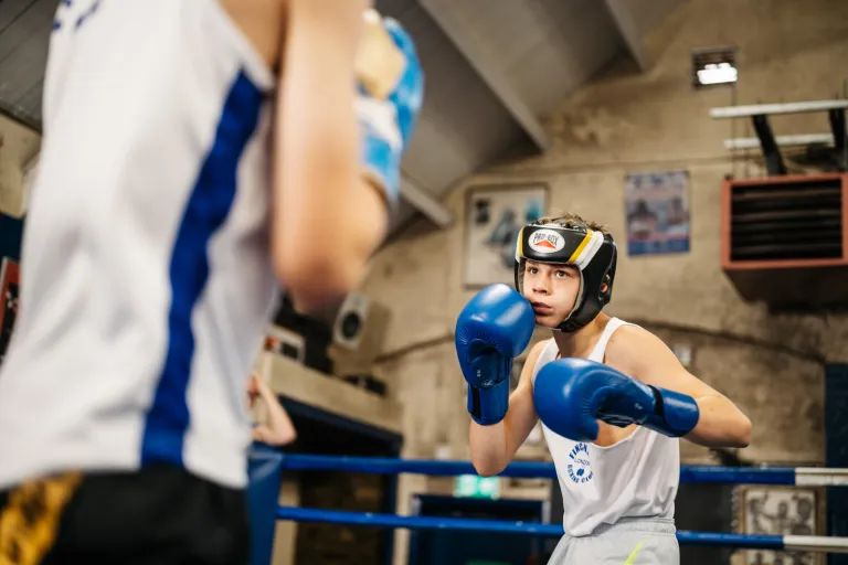 The Fight filminde erkek egemen bir boks salonunda mücadele eden genç kız.