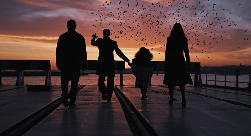 eni Şafak Solarken filminde gün batımında yürüyen aile silueti sahnesi
