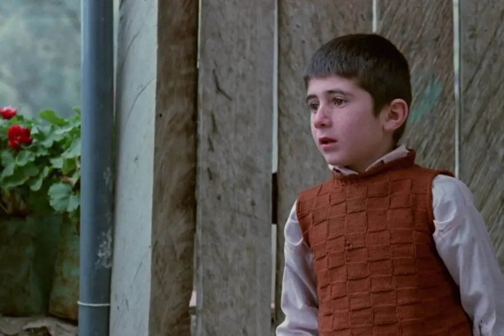 Arkadaşımın Evi Nerede (1987) Ahmed karakteri köy yolunda yürürken – Abbas Kiarostami çocukluk ve sorumluluk teması sahnesi