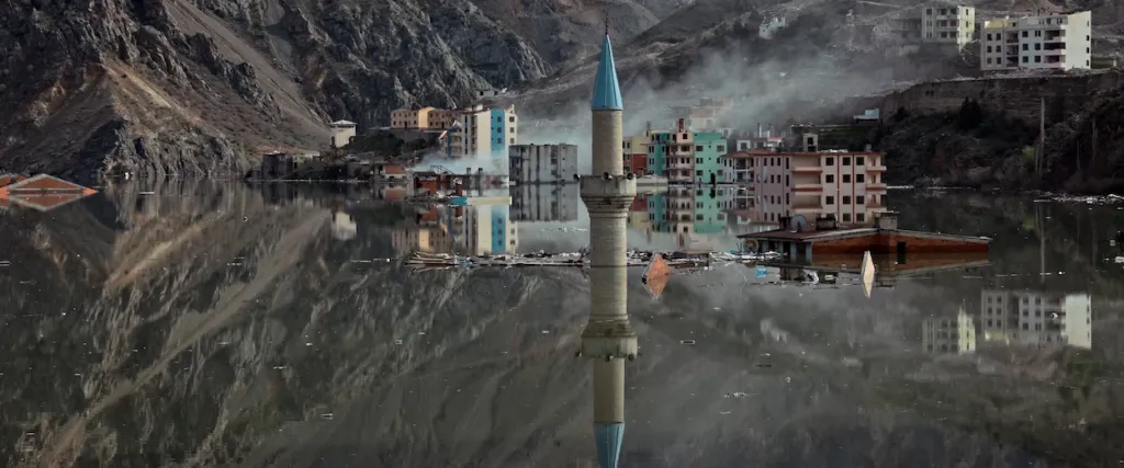 Yeşim Ustağlu'nun belgesei Kuru Taşın Başı minare ve binalar sular altında kalan görsel