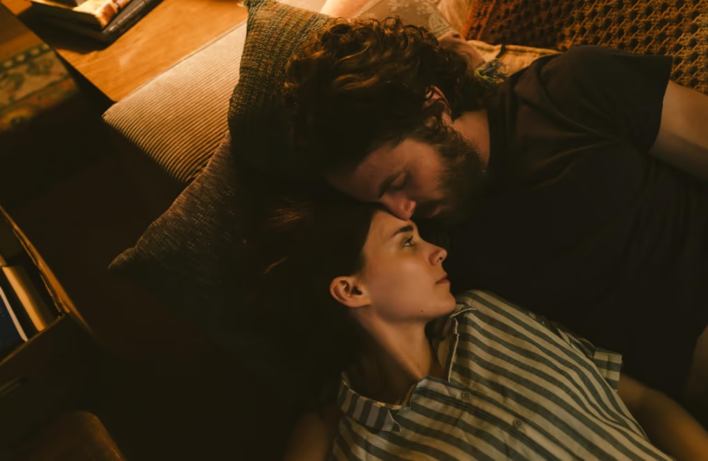 David Lowery’nin A Ghost Story (2017) filminde Rooney Mara ve Casey Affleck’in melankolik sahnesinden bir kare