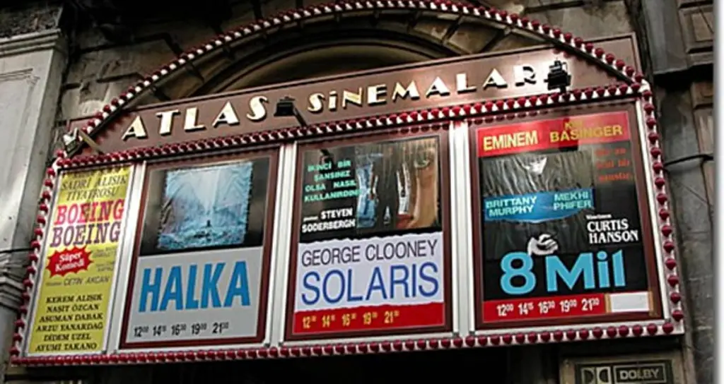 Atlas Sinemasından bir görünüm film afişleri ile