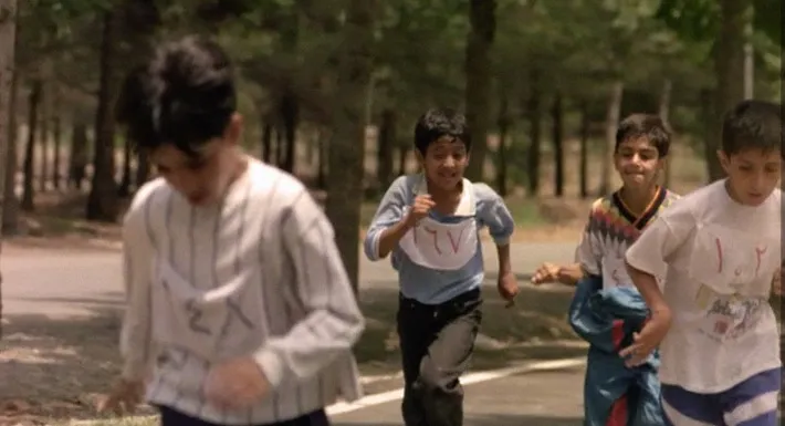 Cennetin Çocukları (1997) Ali ve Zahra koşu sahnesinde – kardeşlik ve yoksulluk temalı ikonik sahne