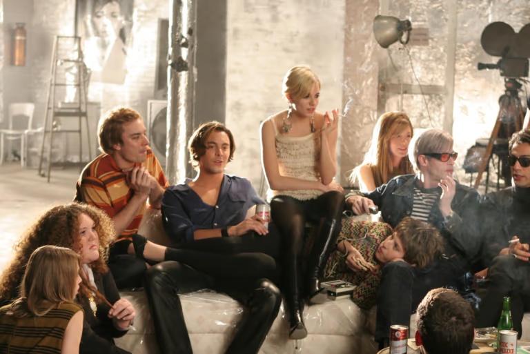 Factory Girl (2006) filminde Edie Sedgwick ve Andy Warhol çevresindeki Factory ekibinden bir sahne