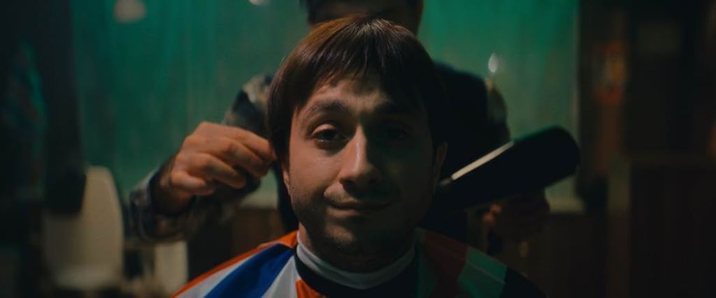 kendi saçını kesen berber filminden sahne – SİYAD 58. Türkiye Sineması Ödülleri Ulusal Uzun Metraj adayları
