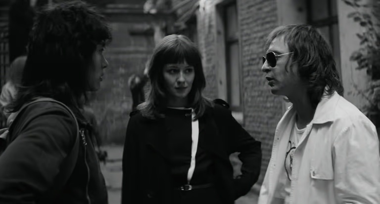 Kirill Serebrennikov imzalı Leto (2018) filminde Viktor Tsoi ve Sovyet rock sahnesini gösteren siyah beyaz sahne