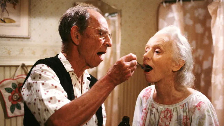 Hume Cronyn ve Jessica Tandy *Batteries Not Included (1987) filminden sahne