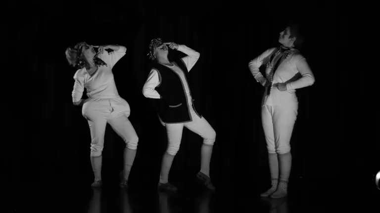 Übüleşme tiyatro oyunundan bir kare oyuncular, Ezgi Uşsen, Nazan Yerli ve Arzu Turan