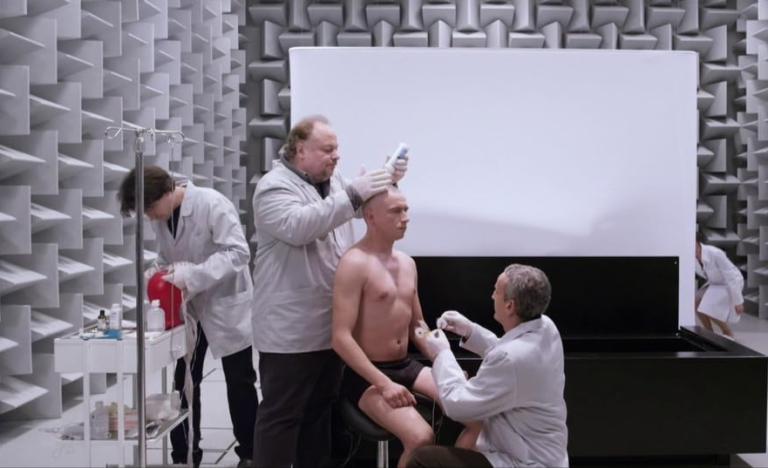 Jurga Jutaite ve Marius Jampolskis Vanishing Waves (2012) filminden sahne