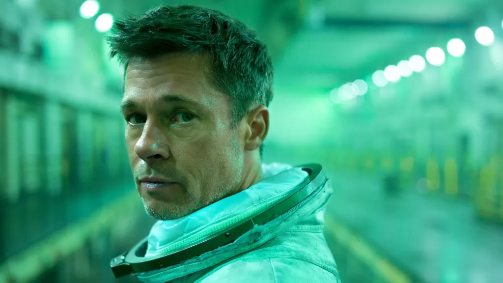 Brad Pitt Ad Astra (2019) filminde uzay istasyonunda bir sahnede