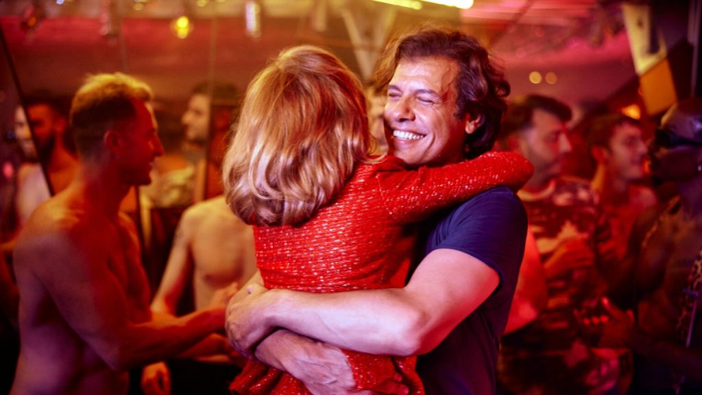 Dünyanın En Zengin Kadını (2025) Marianne'in dans ettiği baştan çıkarıldığı sahne